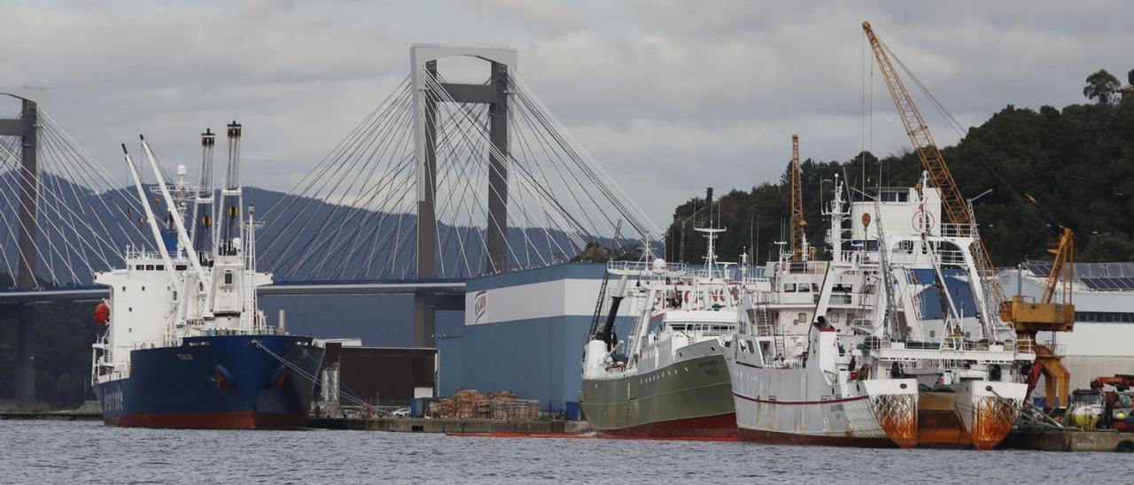 Un mercante al lado de dos de los grandes arrastreros gallegos que faenan en Malvinas.