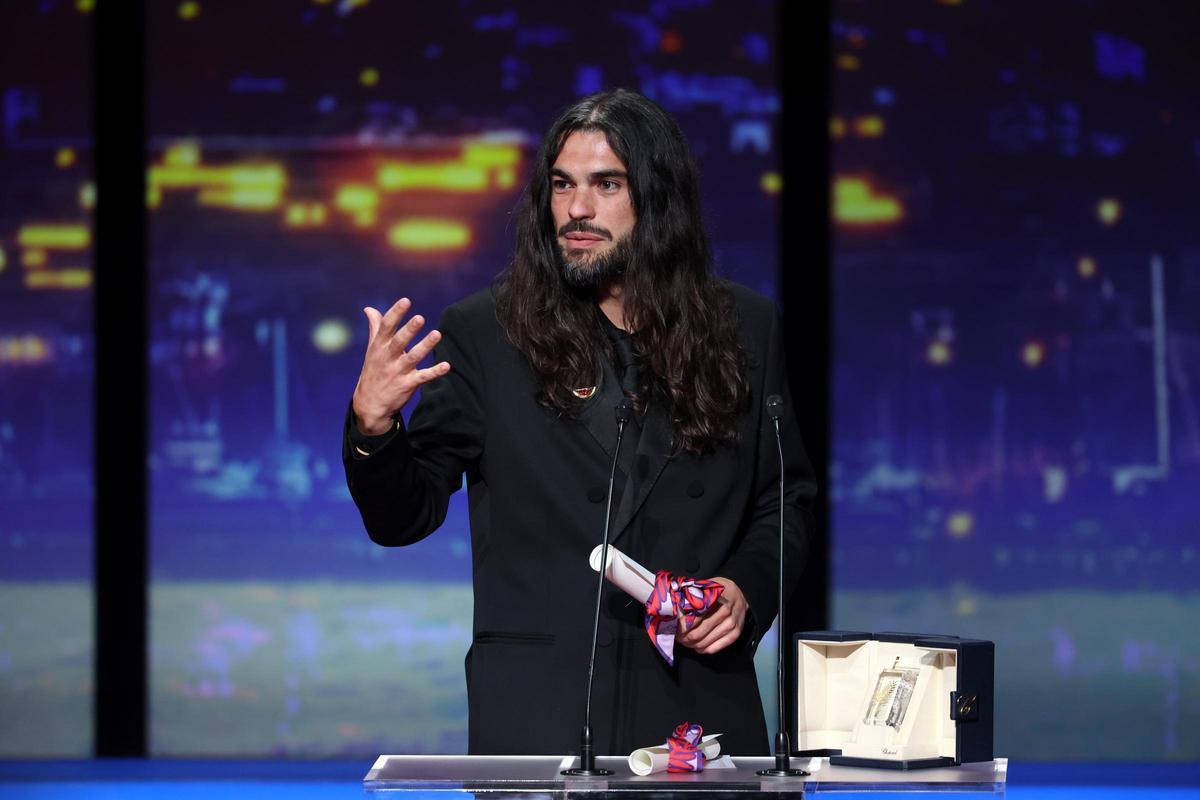 Óliver Laxe, tras recibir su galardón en el Festival de Cannes.