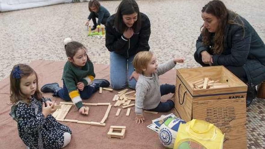 Niños en la ludoteca instalada en la Praza Europa. // Bernabé/Ana Agra