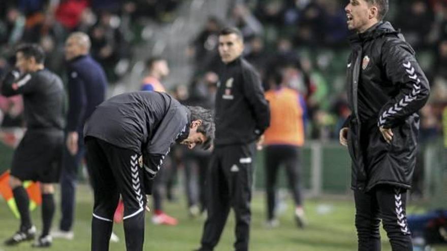 Pacheta desesperado en la banda y Fidel observa el partido tras ser sustituido.