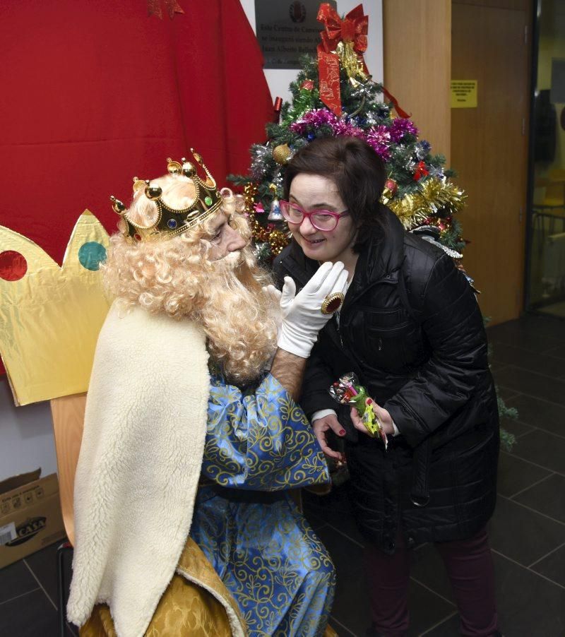 Los Reyes Magos visitan el centro de mayores Rey Fernando