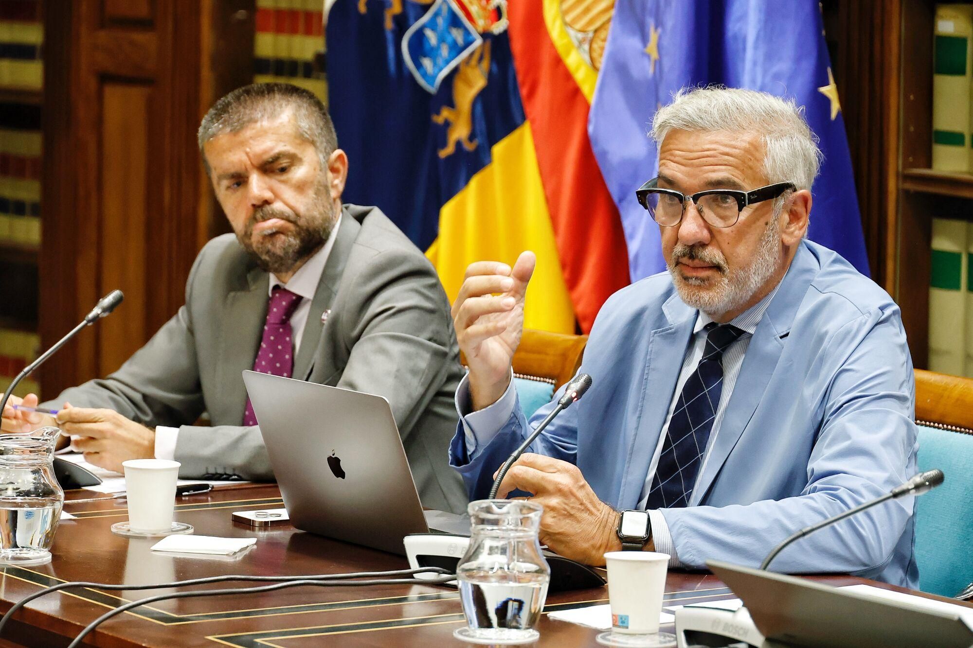 Los rectores canarios comparecen en el Parlamento regional para valorar la ley de ciencia.