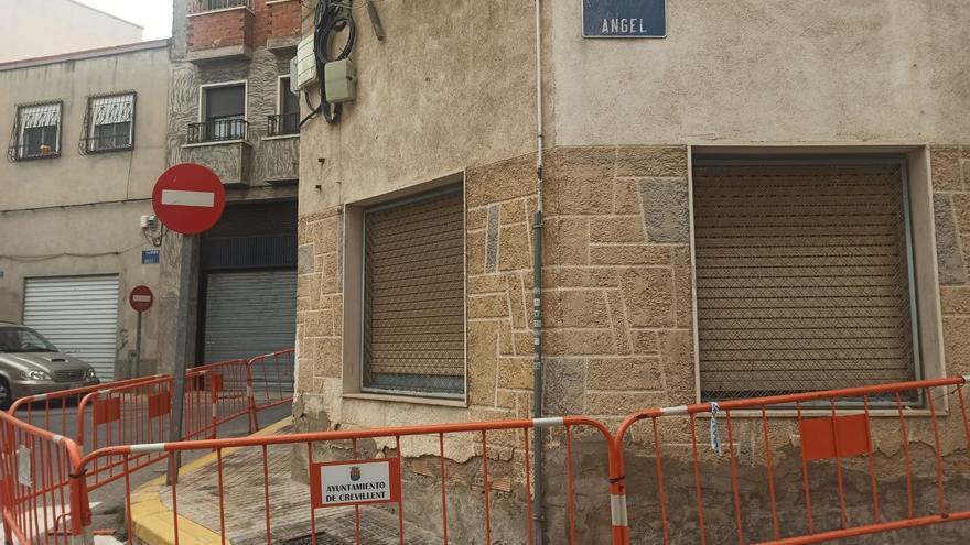 El PP de Crevillent pide al Ayuntamiento que acabe con los vertidos fecales de un edificio de la calle Ángel