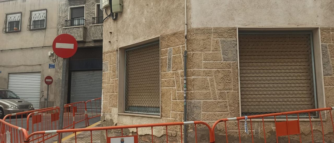 Edificio afectado por vertido de aguas fecales en la calle Ángel de Crevillent
