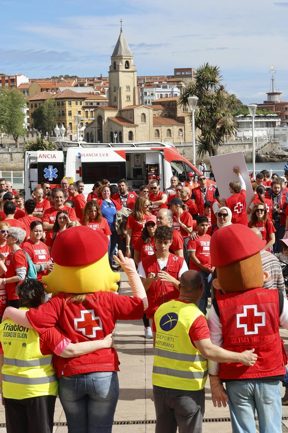 La tercera Marcha Solidaria de la Cruz Roja de Gijón, en imágenes