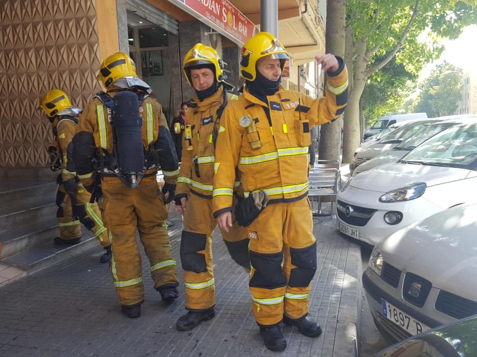 Desalojan un edificio en Camp Redó por un incendio en una cocina