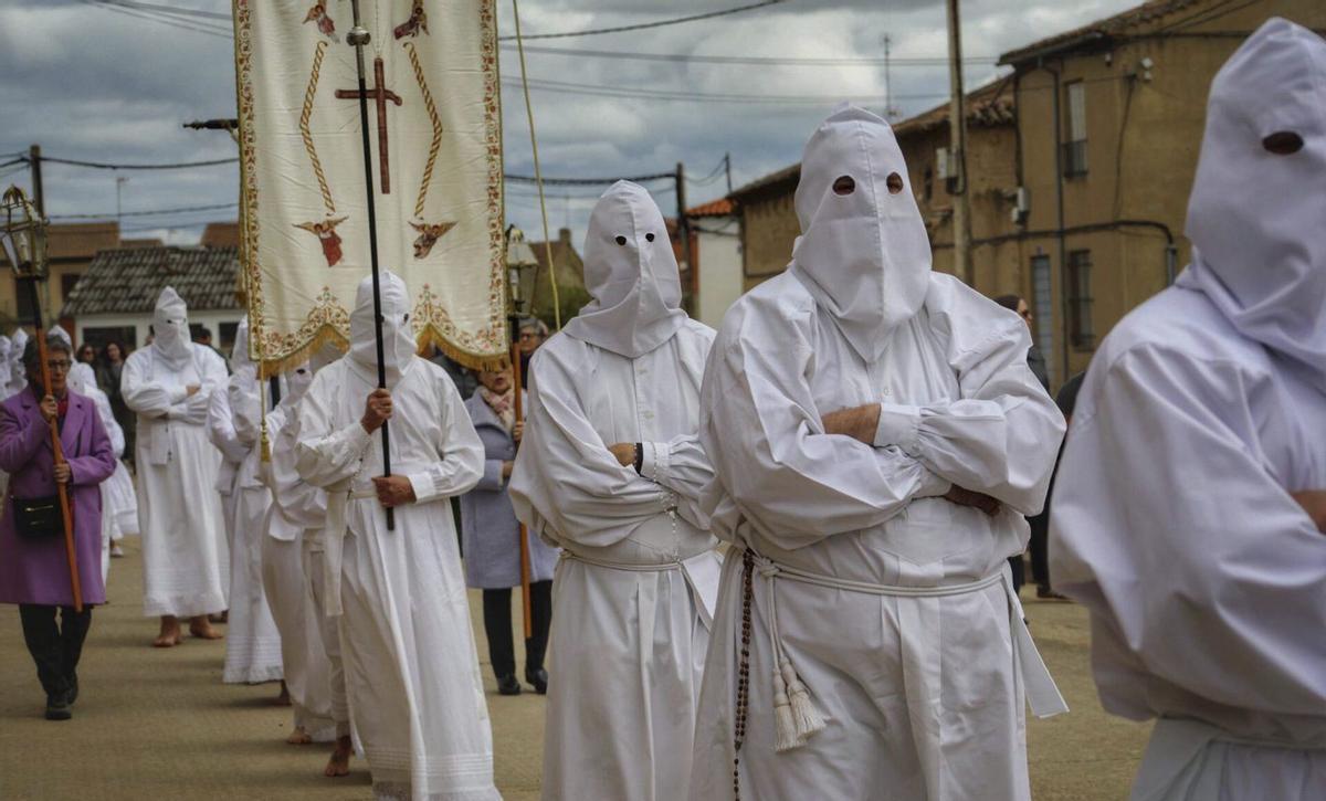 Los penitentes procesionan en Villarrín de Campos el Jueves Santo del pasado año. | ALBA PRIETO (ARCHIVO)