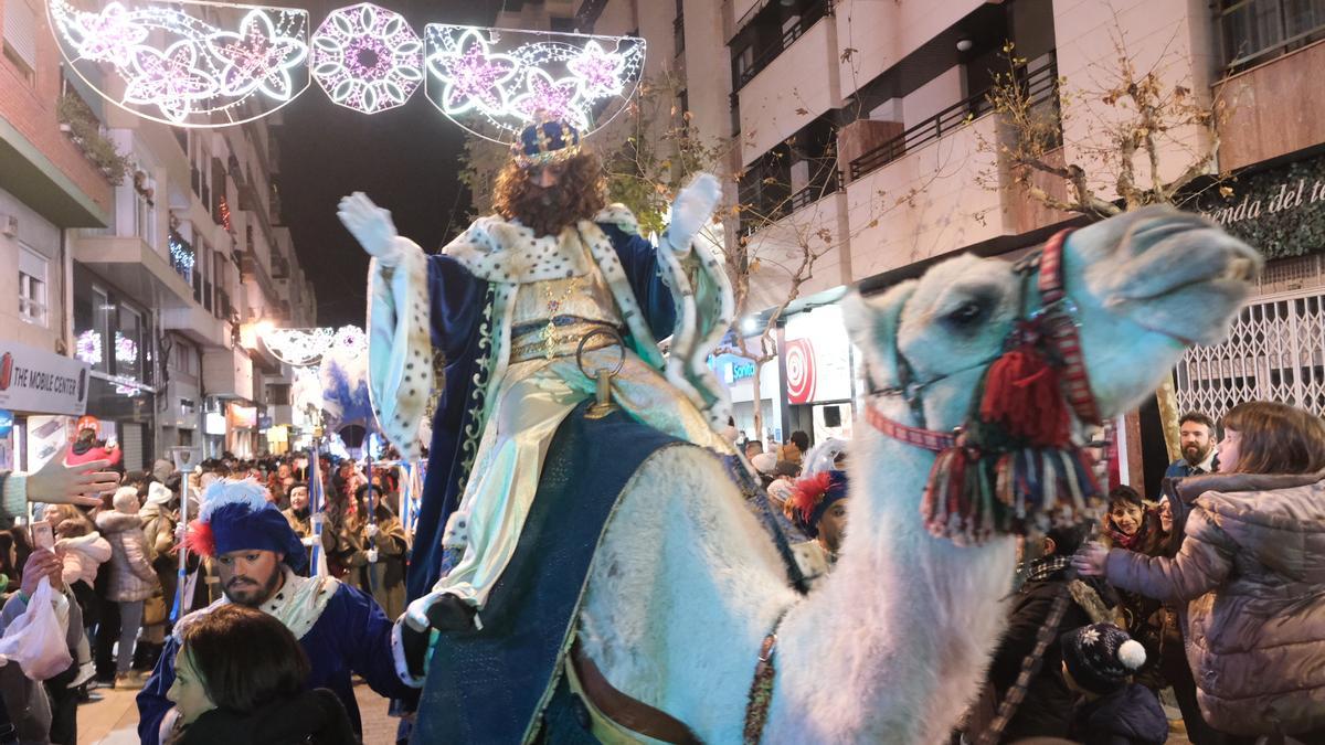 El viento no apaga la ilusión por la llegada de los Reyes Magos en Elda