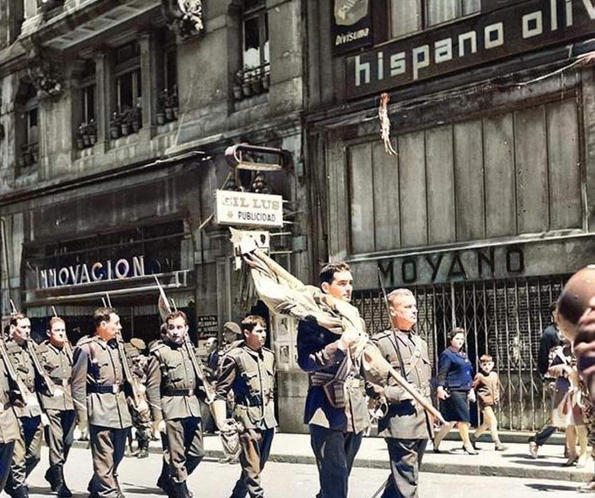 Un desfile militar ante la joyería Moyano, en la segunda mitad de la década de los años cuarenta.