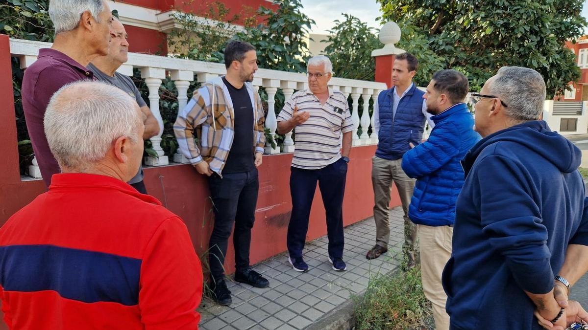 El alcalde de Telde escucha las demandas de los vecinos de Camino a Juan Inglés.