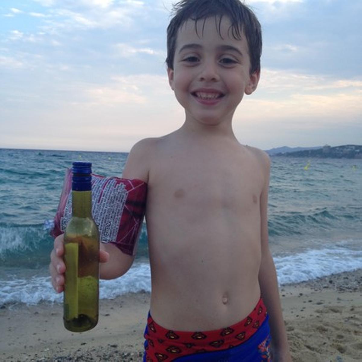 Botella con mensaje en la playa de Palamós.