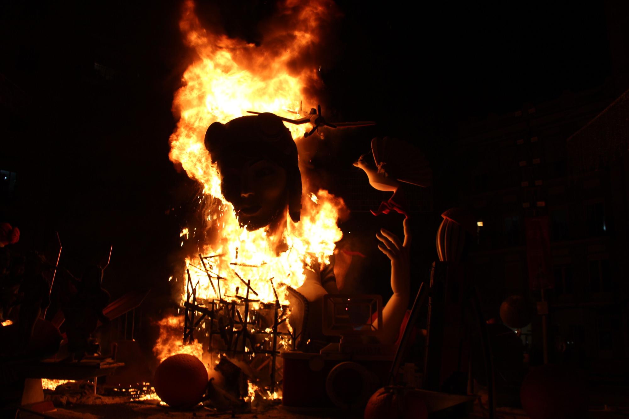 Así ardió la aviadora de la falla Cuba-Literato Azorín