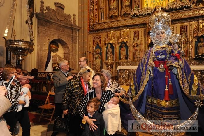 Los niños pasan por el manto de la Fuensanta