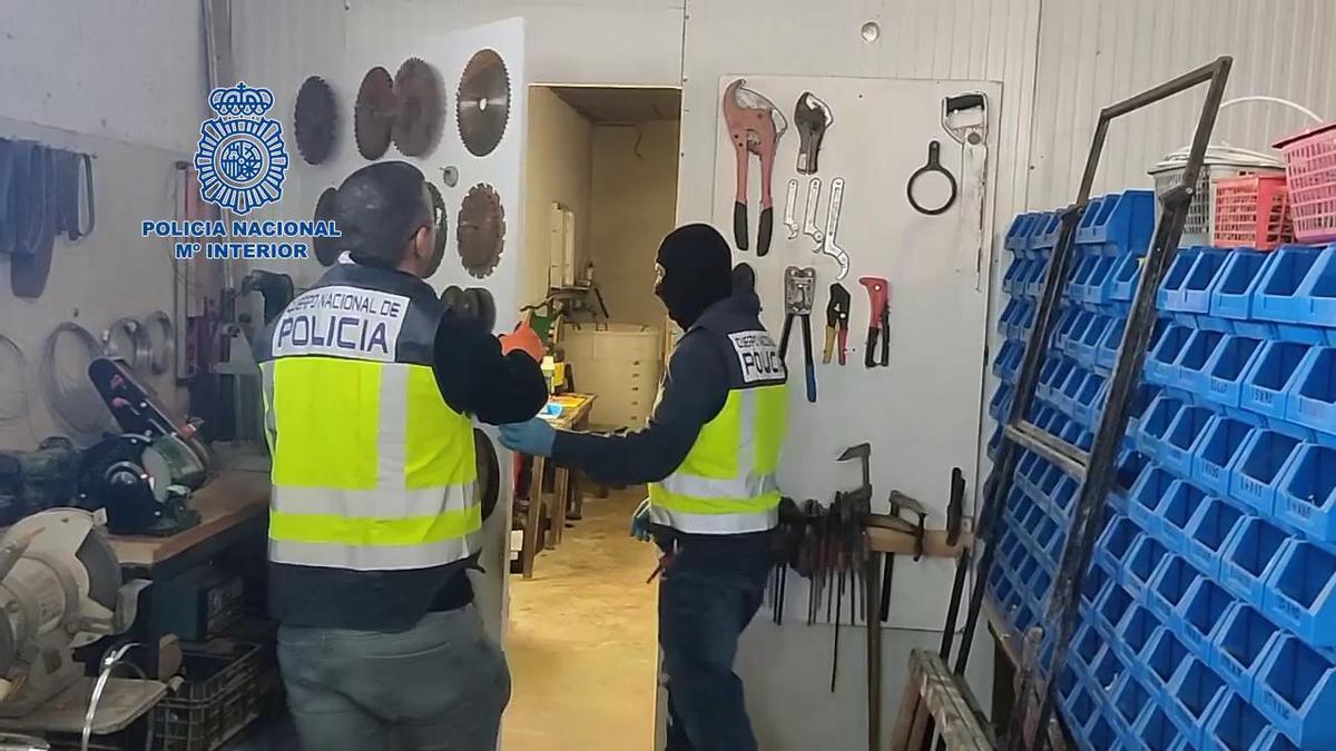 La Policía Nacional en el taller de carpintería en el que tras una pared se ocultaba la plantación de marihuana.