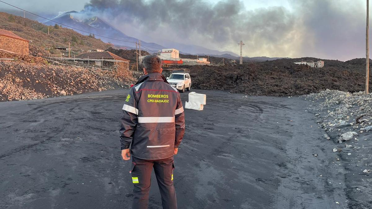El gerente del Cpei observa el volcán, ayer.