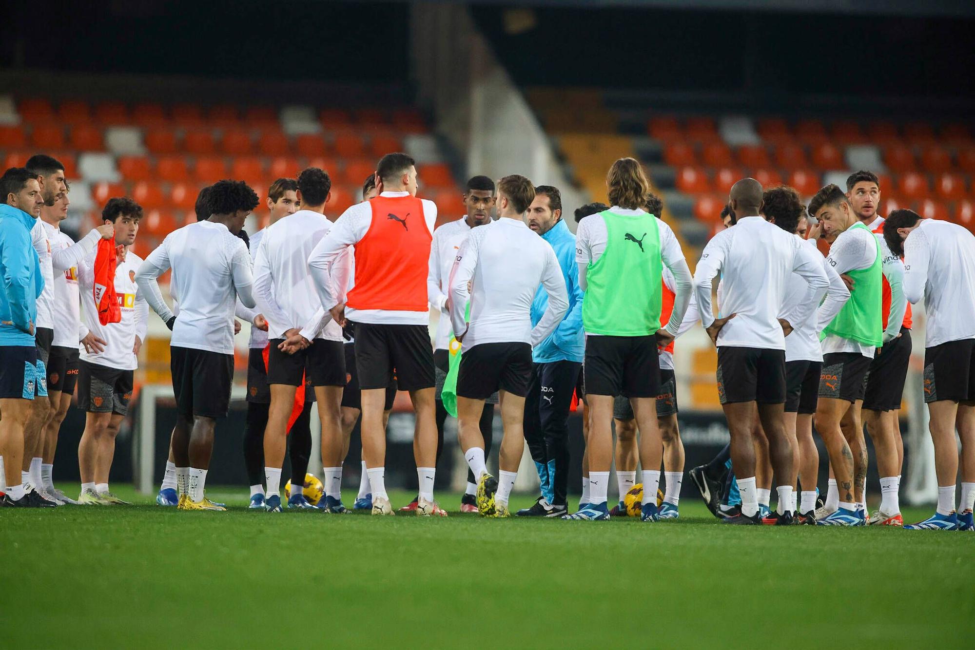 El Valencia volvió a los entrenamientos y lo hizo ante cerca de 15.000 aficionados, que dieron color a las gradas de Mestalla