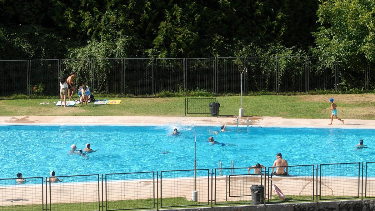 Vecinos de Lalín disfrutaron de un refrescante baño en la piscina municipal.