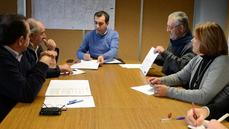 Representantes de los grupos políticos de Cangas, en una reunión con el edil de Urbanismo.