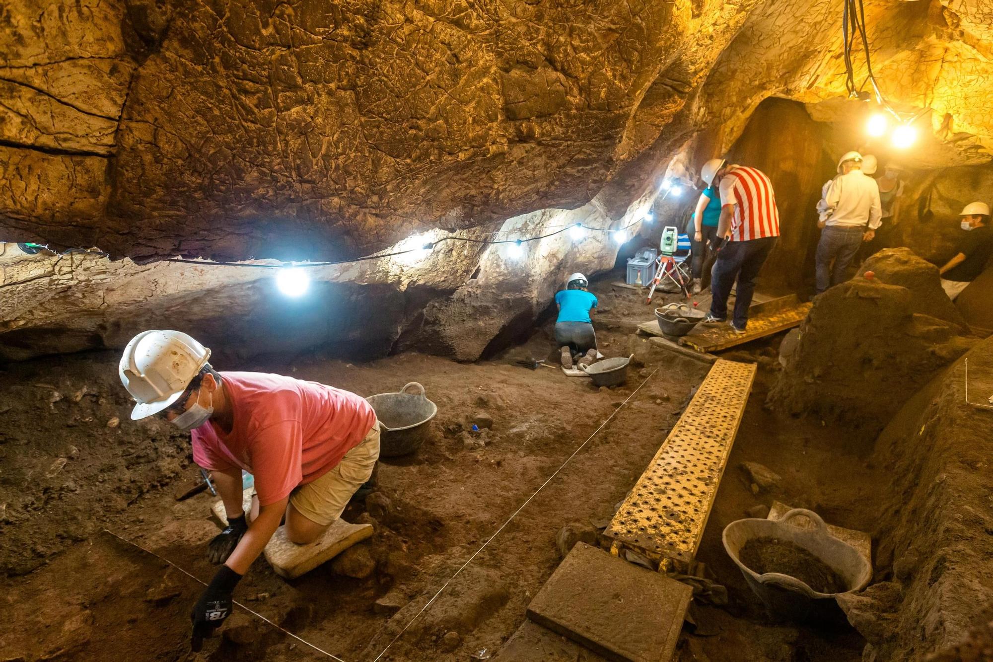 5.000 años enterrados en la Cova del Randero