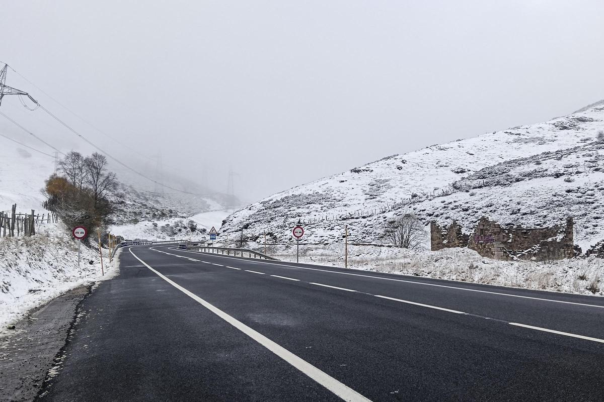 Trece carreteras afectadas por nieve y hielo, todas ellas de la red secundaria