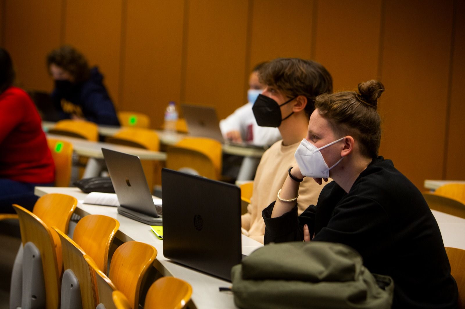 Universitarios de Alicante y Elche vuelven parcialmente a las aulas al remitir el covid