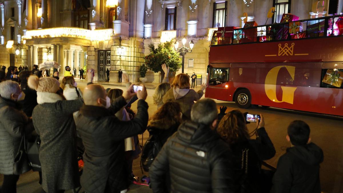 Aglomeraciones en la plaza del Ayuntamiento de València para ver a los Reyes Magos