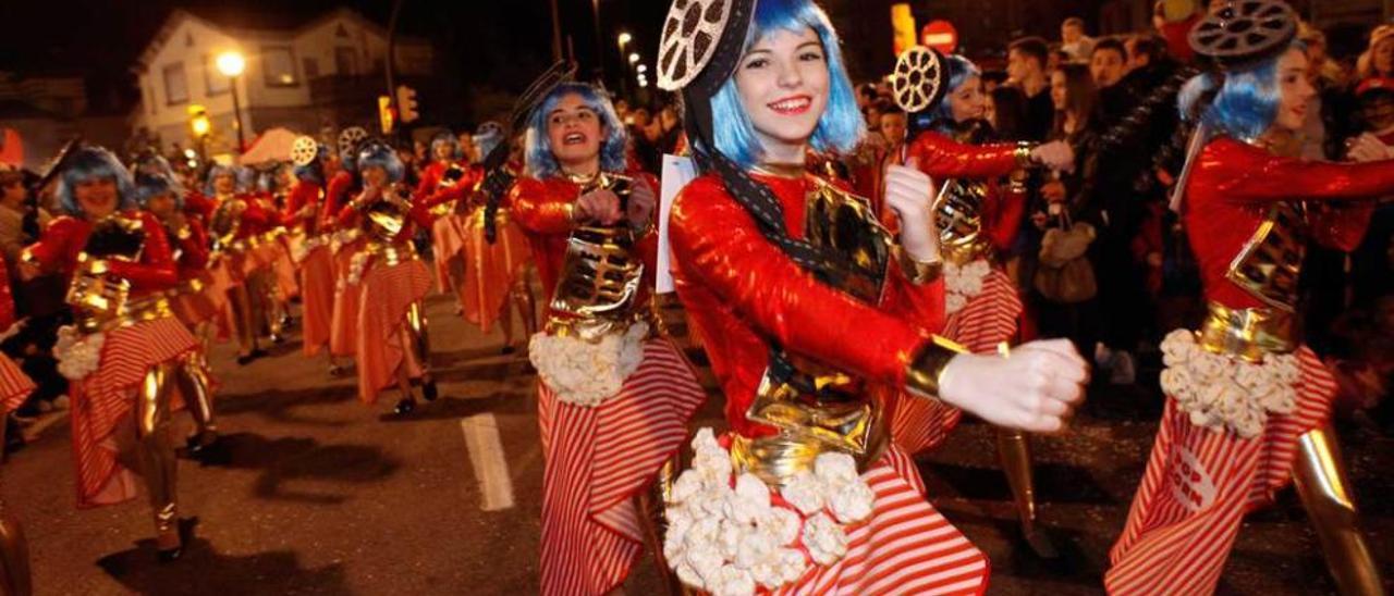 La peña &quot;Cuatro Amigos&quot; -en la fotografía superior-, en pleno descenso en piragua por Gijón, y &quot;Os Brasileiros do Xixón&quot;, en el desfile.