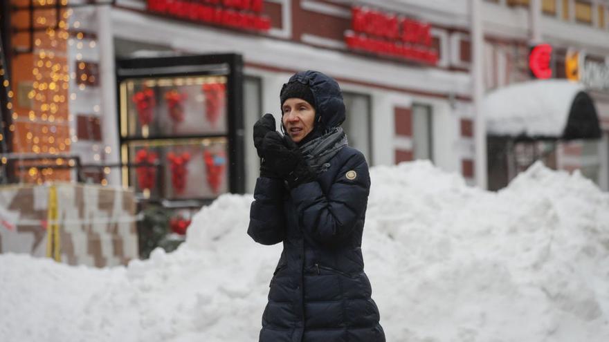 Moscú vive la mayor nevada en casi 150 años. Si hay un paradigma de capital fría y con nieve en Europa, es sin duda Moscú. Aunque desde el domingo, en exceso. La gran urbe rusa la mayor nevada en 145 años, que ha dejado en doce horas un manto de hasta 40 centímetros de nieve en algunos barrios. Esta situación es aún peor en algunas partes de Siberia, que esperan temperaturas de hasta 50 grados bajo cero. Se ha batido el récord de precipitaciones en 145 años para un 3 de diciembre. | EFE
