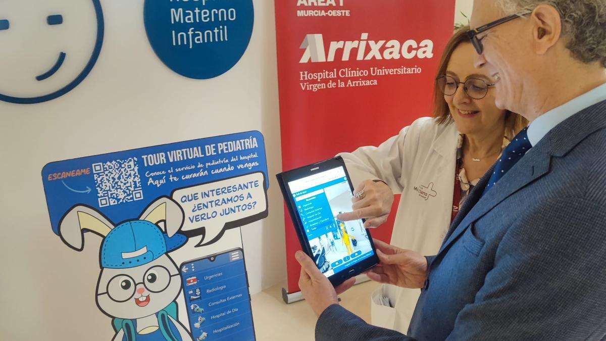 El consejero Juan José Pedreño y la coordinadora regional de Pediatría, Beatriz Garnica, comprueban uno de los recorridos virtuales.