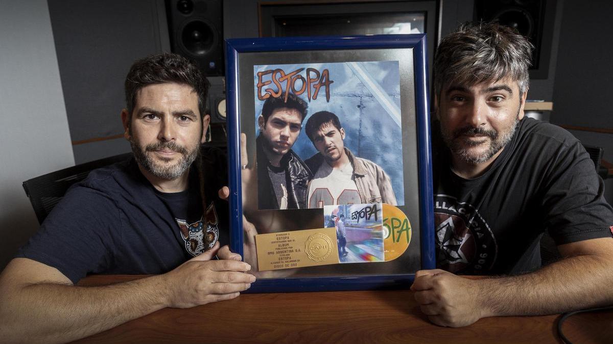 David y Jose Muñoz de Estopa, con su primer disco, que está a punto de cumplir 25 años.