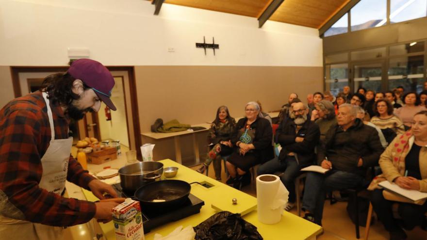 El cocinero Borja Alcázar, durante el taller que impartió en Soto de Ribera.