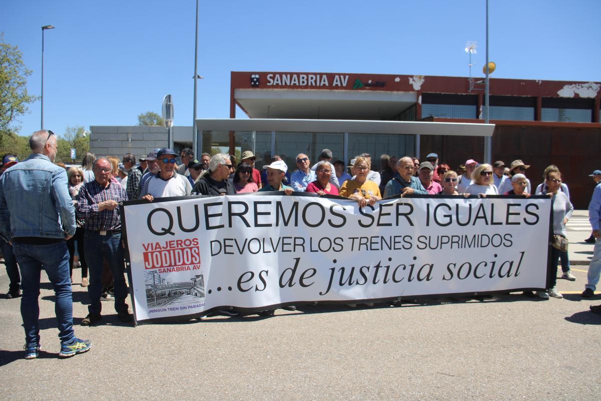 Protesta en la estación AV de Otero de Sanabria
