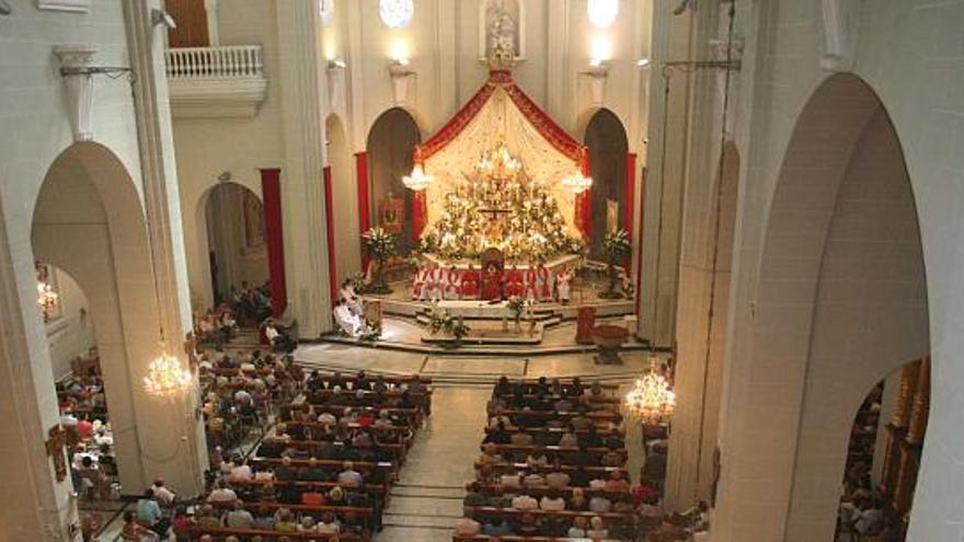 La iglesia de Santa Ana presentaba un lleno no tan rotundo como el del día de la patrona, pese a que muchas personas tuvieron que ocupar las galerías laterales para seguir la ceremonia