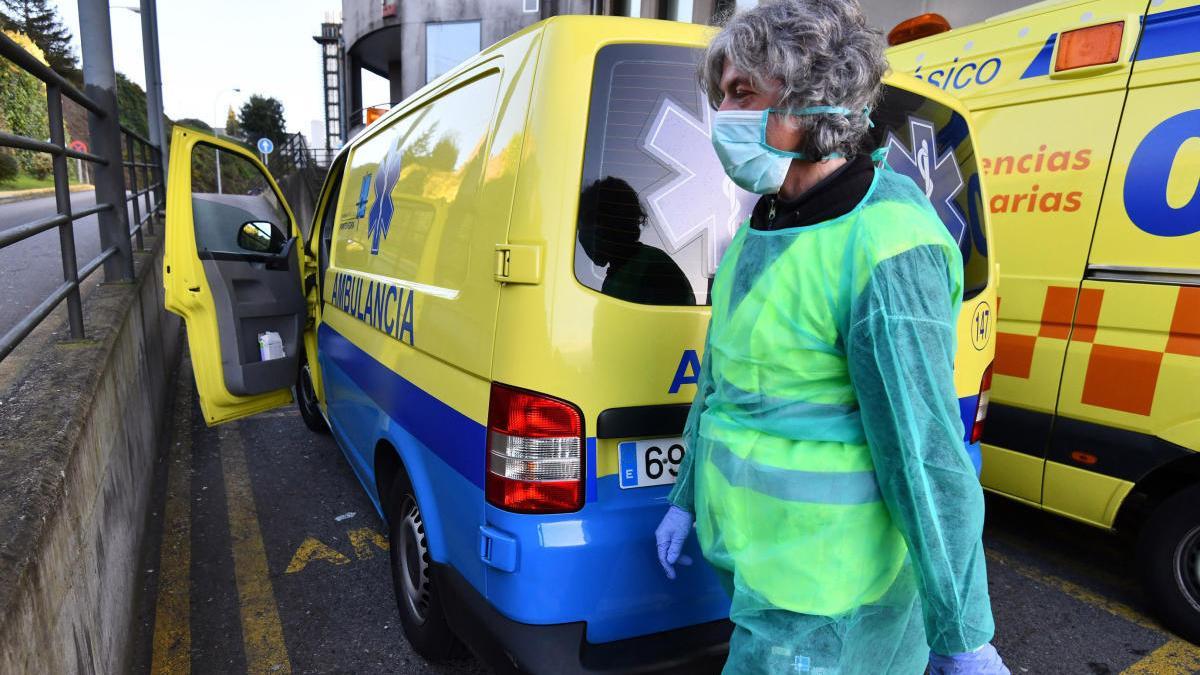 Una sanitaria con mascarilla. //