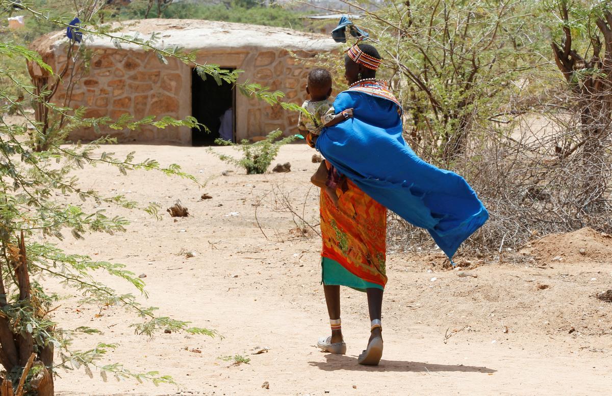 Las mujeres de la tribu Samburu que escaparon de la mutilación genital femenina y otros tipos de violencia de género hacen adornos tradicionales en la aldea de Umoja donde los hombres están restringidos, en Kenia