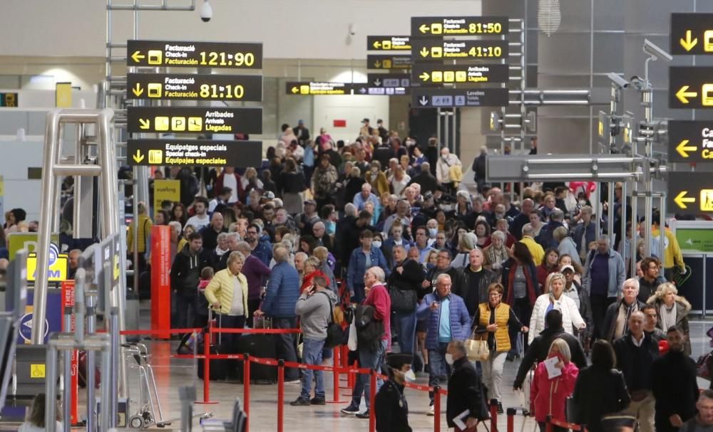 Los países de la UE aceleran la repatriación de sus turistas ante el avance del coronavirus