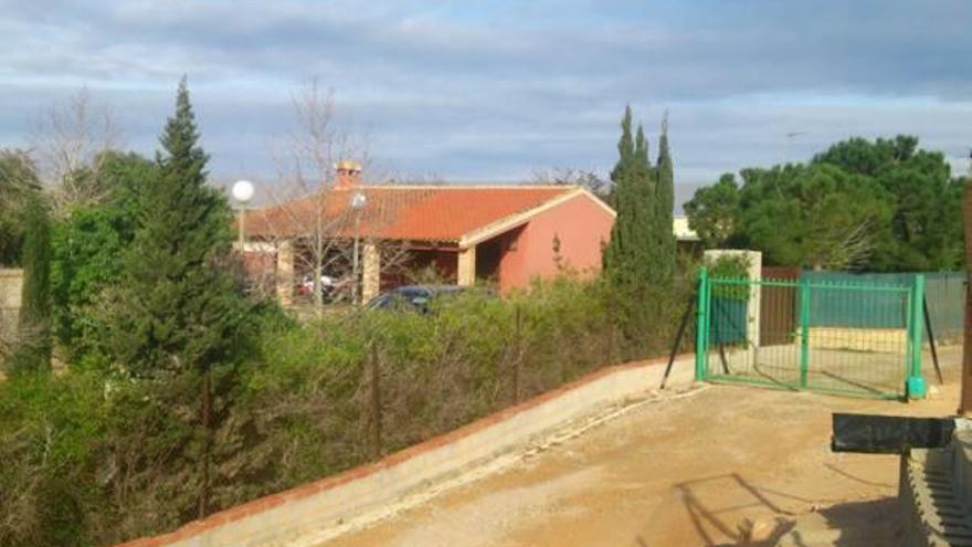 Casa de 130 metros cuadrados con porche sobre la que pesa orden de demolición.