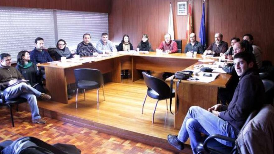 Técnicos y representantes municipales durante la reunión celebrada el pasado jueves en Touro.