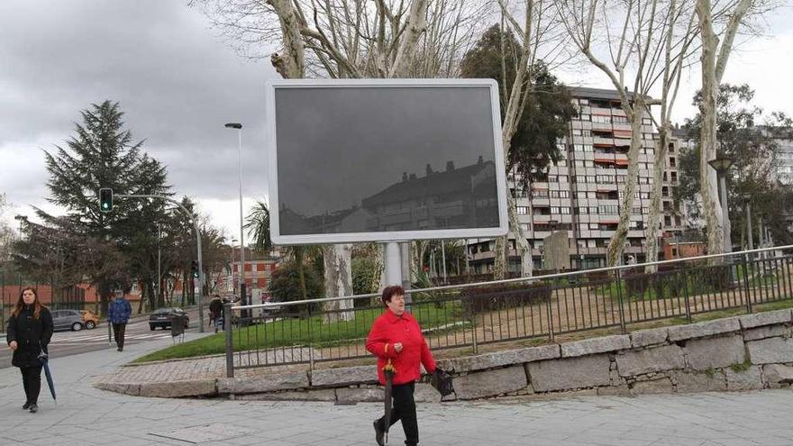 La pantalla digital que se colocó en las cercanías del pabellón de Os Remedios. // Iñaki Osorio