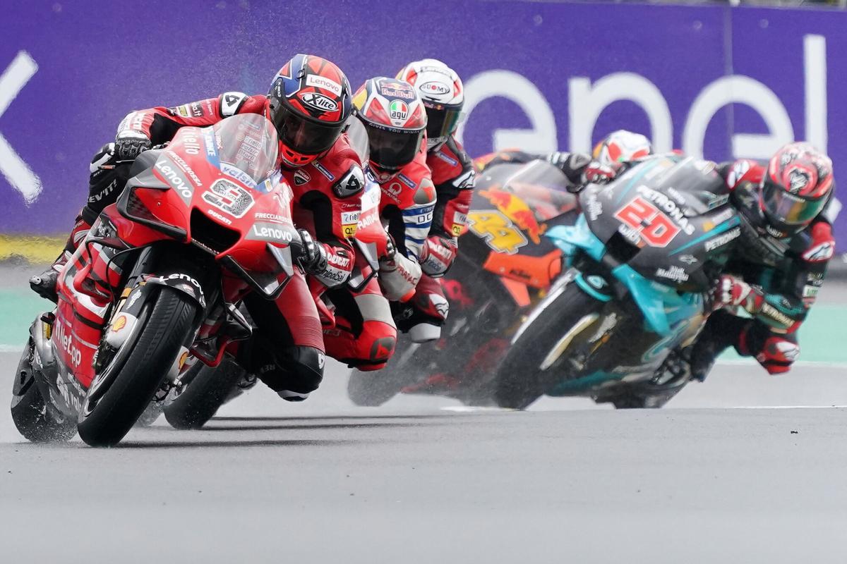 Le Mans (France), 11/10/2020.- Italian MotoGP rider Danilo Petrucci (L) of Ducati Team leads the pack during the motorcycling Grand Prix of France in Le Mans, France, 11 October 2020. (Motociclismo, Ciclismo, Francia) EFE/EPA/EDDY LEMAISTRE