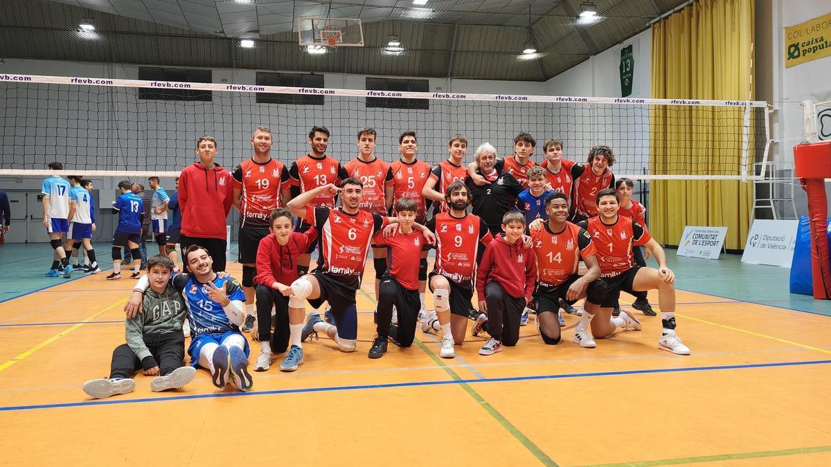 Los chicos del Xàtiva Voleibol celebran la victoria ante el Sabadell.