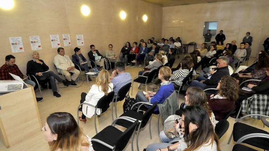 Por la izquierda, Sergio Fidalgo, Julio César Perdiguer, Jorge Santomé, María Fernández, Francisco Laviana y Clara Díaz, durante la charla que se desarrolló en la Casa de Cultura de Mieres.