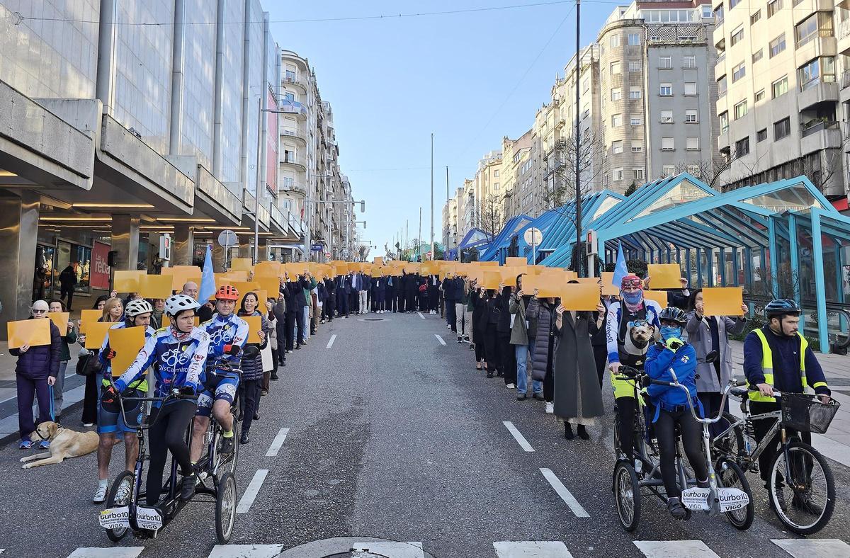 Vigo dibuja un lazo humano por el cáncer infantil
