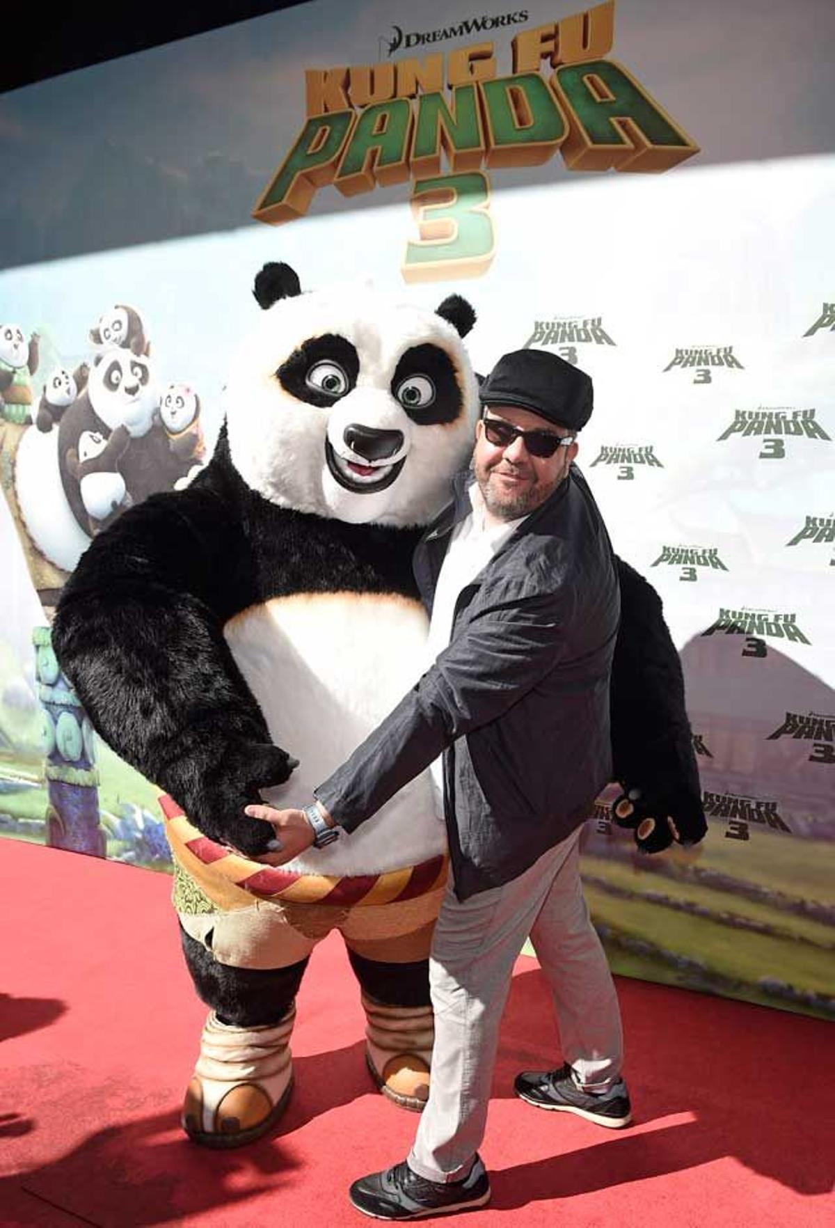 Florentino Fernández abrazado por Po en el preestreno de 'Kung Fu Panda 3'