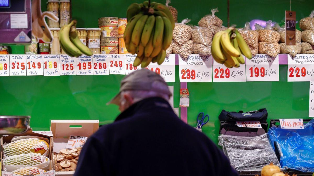 Un hombre compra en una frutería.