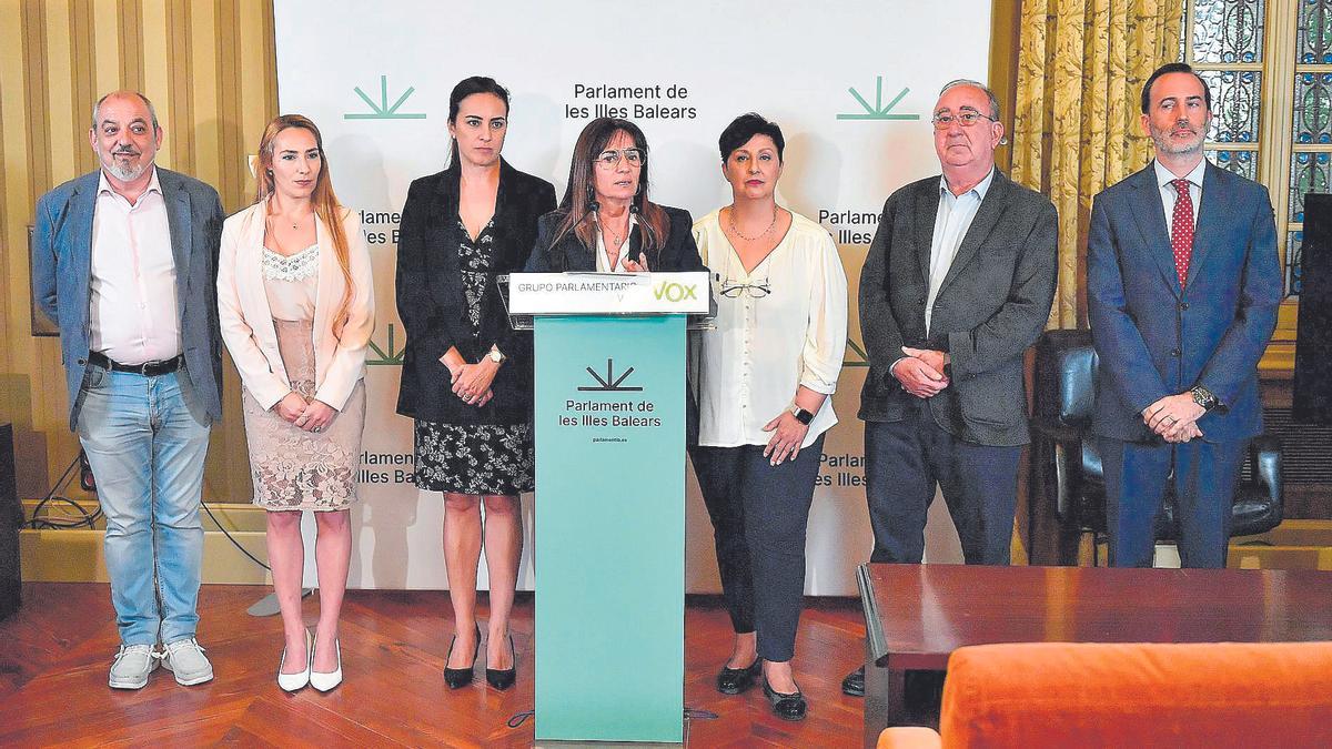 Die neue Sprecherin Manuela Cañadas mit ihren sechs Fraktionskollegen.
