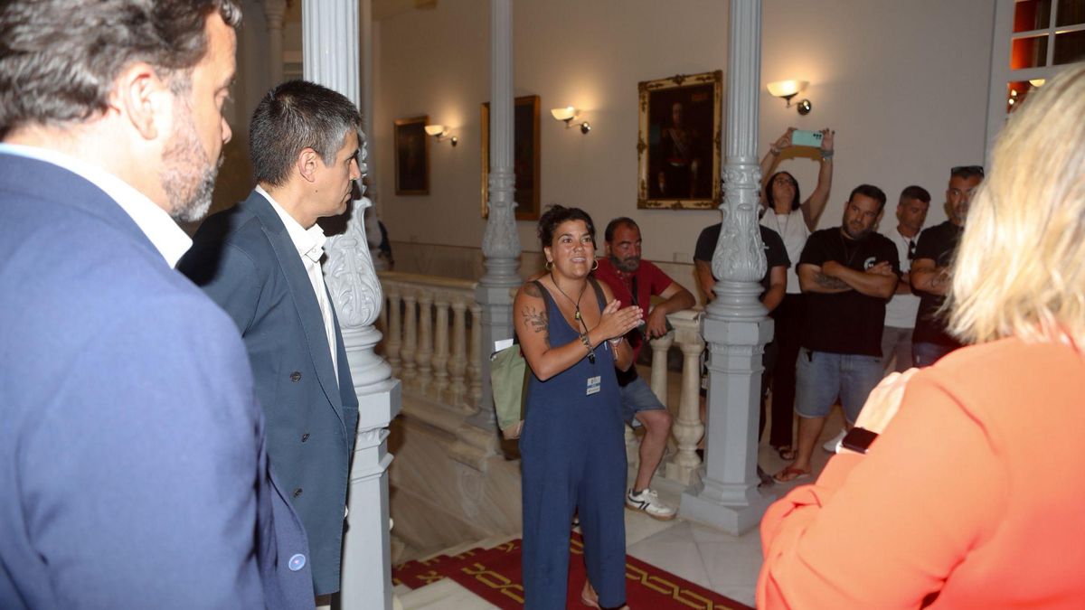 Representantes de las empresas auxiliares de Navantia se reúnen con miembros de la Corporación Municipal en un receso del Pleno.