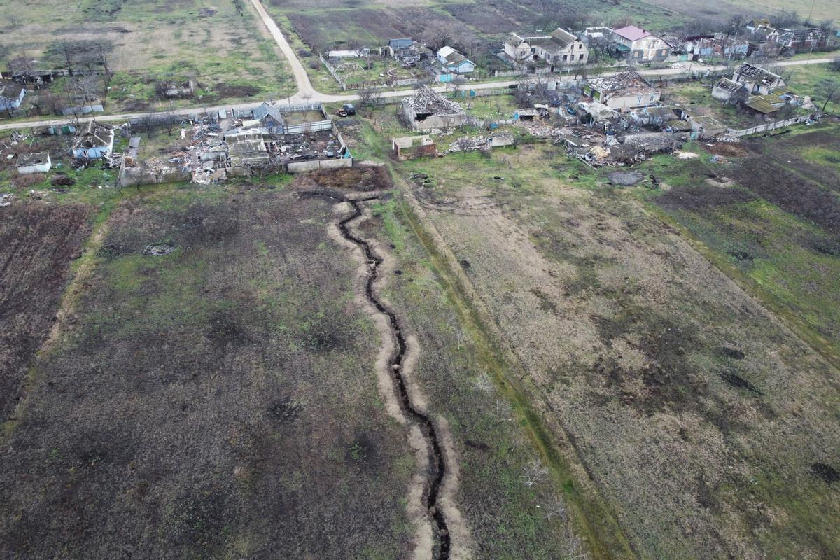 Las personas mayores sobreviven a duras penas entre las ruinas de la guerra de Ucrania