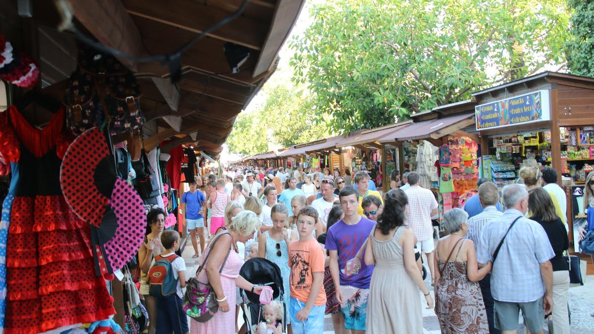 Puestos de artesanía en el paseo de la Libertad