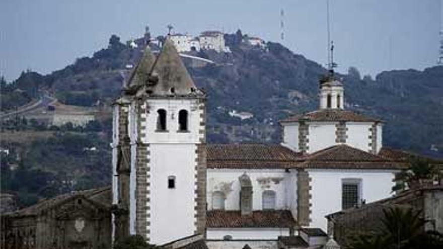 Ayuntamiento e Iglesia firman el convenio que abrirá al turismo la Preciosa Sangre